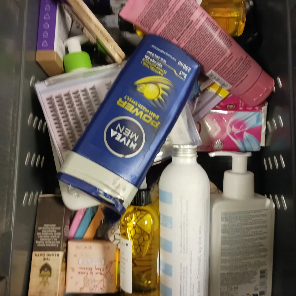 APPROXIMATELY 20 ASSORTED HEALTH & BEAUTY PRODUCTS TO INCLUDE BY MY BEARD OIL, SCHOLL PARTY FEET, CERAVE BLEMISH CONTROL CLEANER ETC 