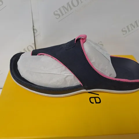 BOXED STRIVE BLUE PINKSTRIPE SANDALS SIZE 5