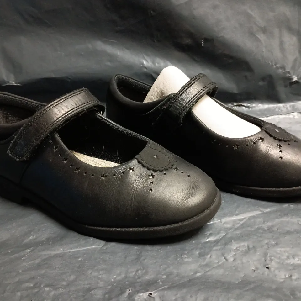 BOXED PAIR OF CLARKS KIDS SHOES IN BLACK SIZE 11.5