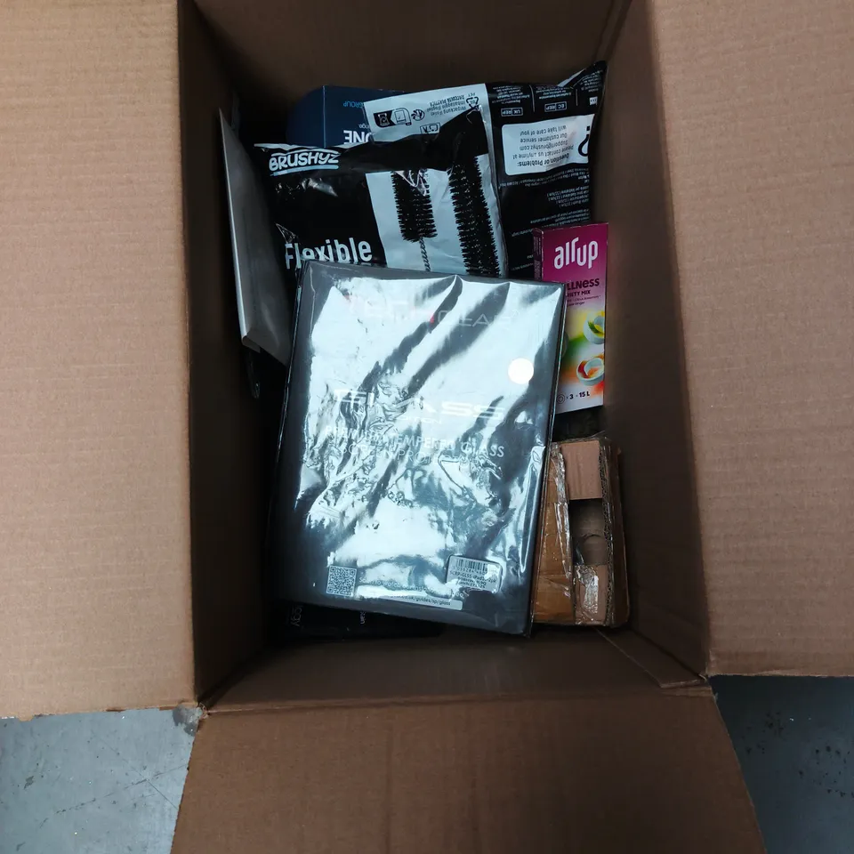 BOX OF APPROXIMATELY 18 ASSORTED HOUSEHOLD ITEMS TO INCLUDE FLEXIBLE RADIATOR BRUSH 117CM, SMOL DISHWASHER TABLETS, FABRIC SPOT STAIN REMOVER, AIR UP WELLNESS VARIETY MIX ETC