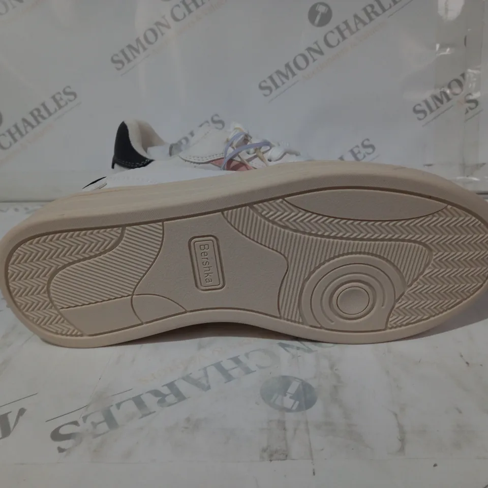 BAMBA BASICA RETRO BERSHKA SIZE 4 WHITE TRAINER