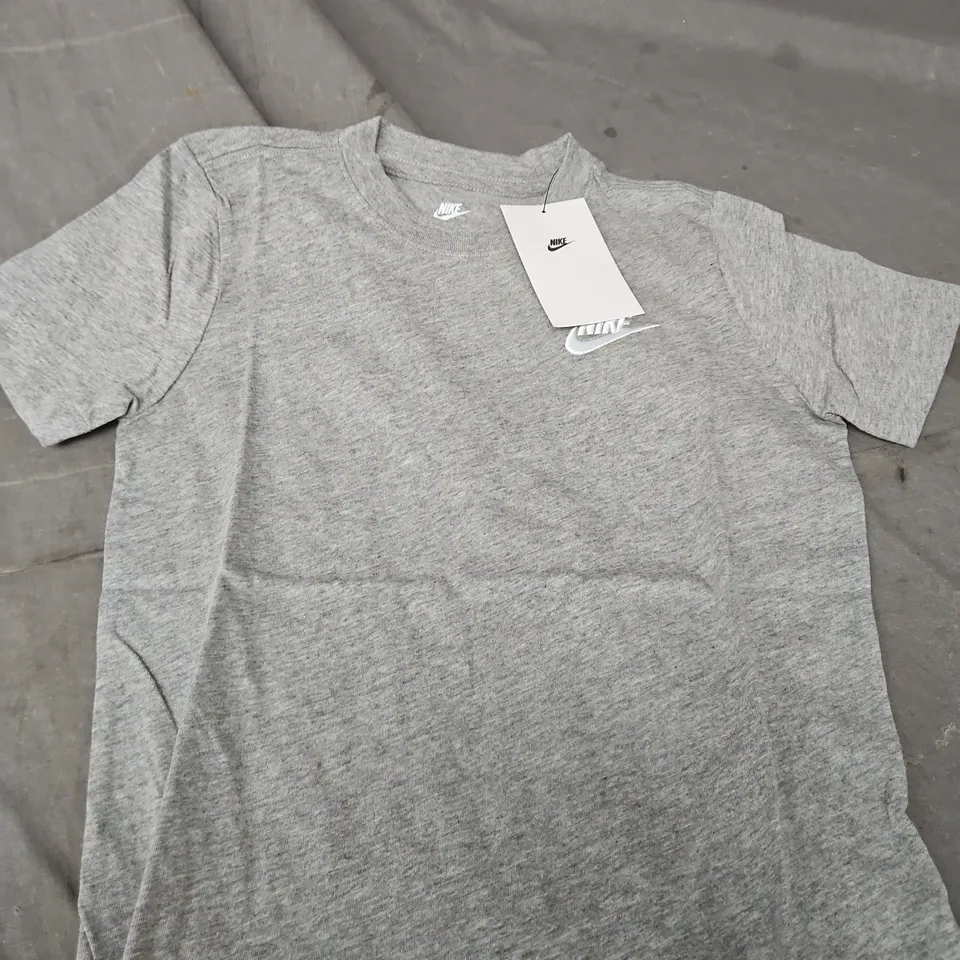 NIKE KIDS T-SHIRT – GREY HEATHER, SIZE CHILDRENS SMALL