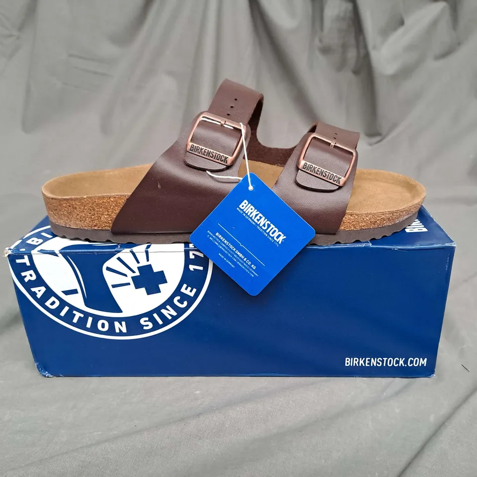 BOXED PAIR OF BIRKENSTOCKS ARIZONA SANDALS IN BROWN SIZE 9