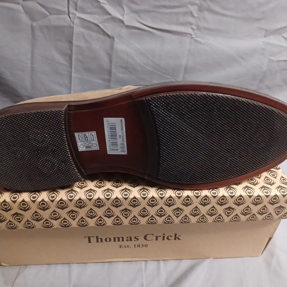 BOXED PAIR OF THOMAS CRICK MEN'S TAN SUEDE TASSEL LOAFERS - UK SIZE 11