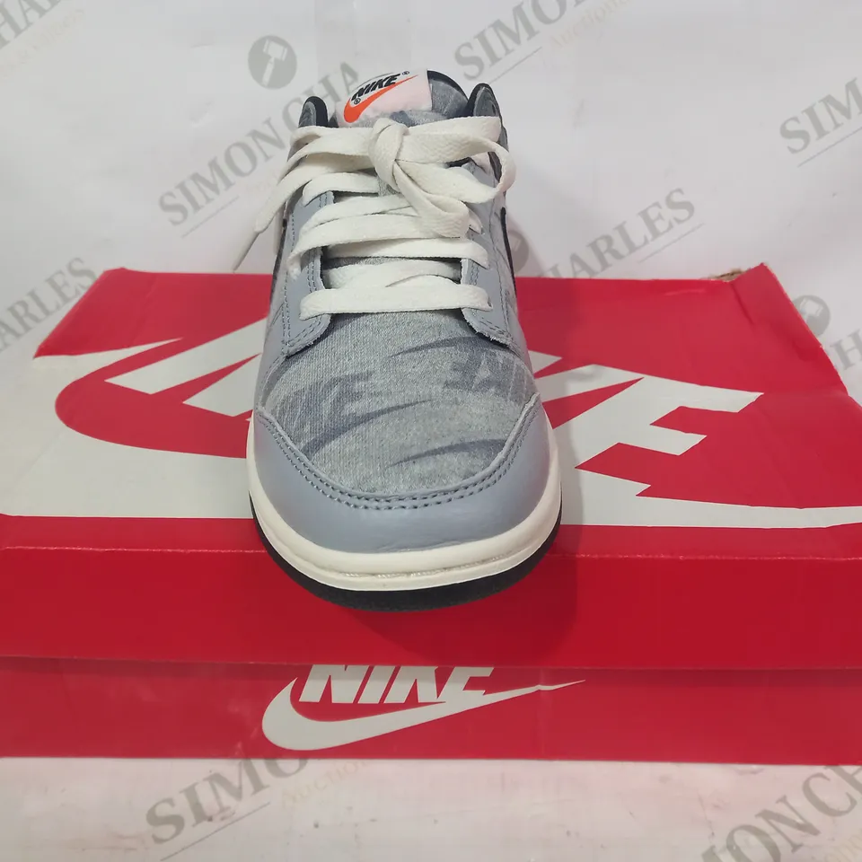 BOXED PAIR OF NIKE DUNK LOW SE TRAINERS IN GREY UK SIZE 6