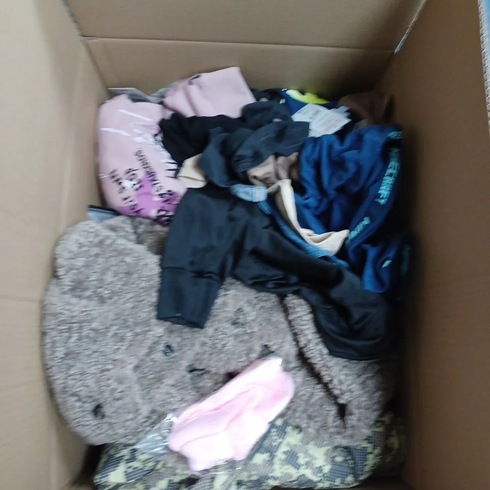 BOX OF ASSORTED CHILDRENS CLOTHING TO INCLUDE PYJAMAS, COATS, SWEATERS ETC 