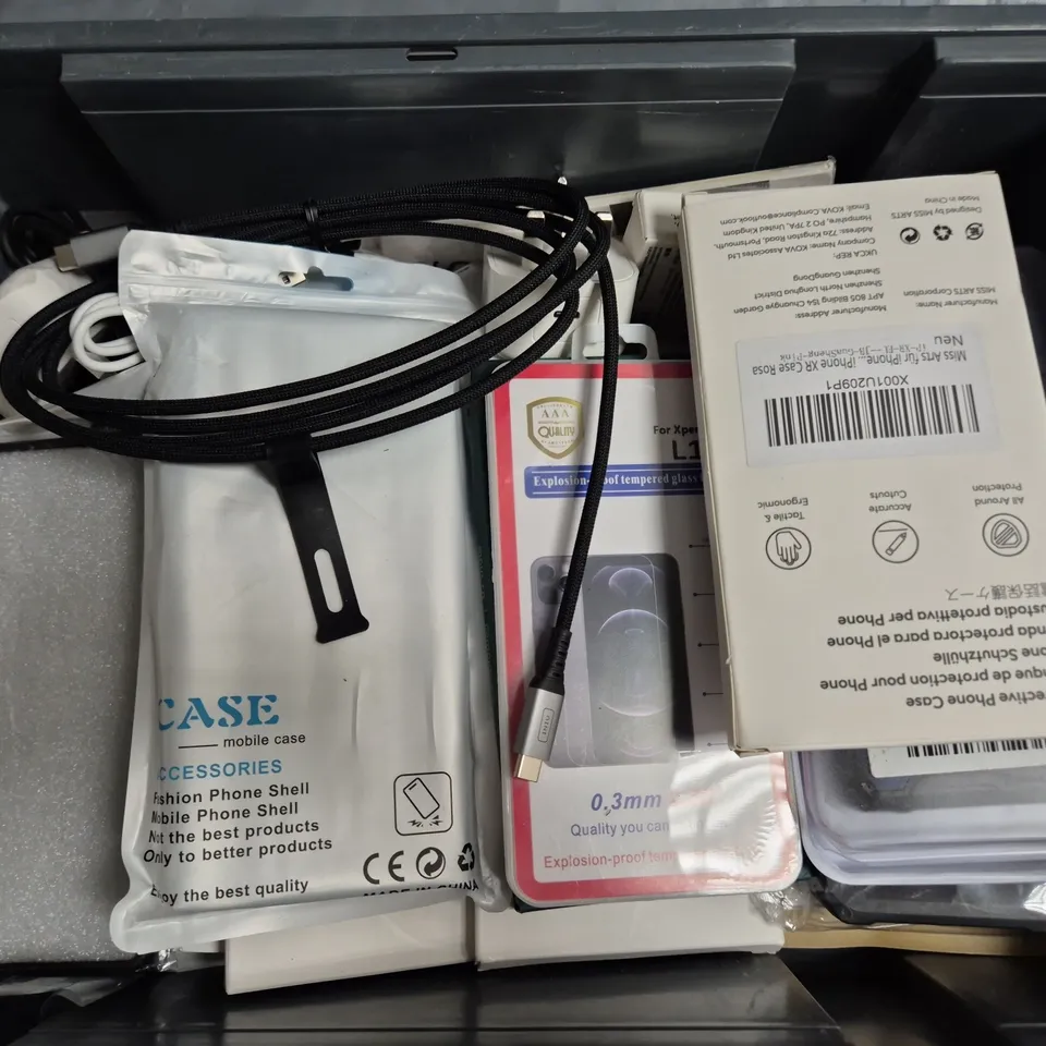 APPROXIMATELY 20 ASSORTED MOBILE PHONE ACCESSORIES INCLUDING POWER BANKS, LCD & TOUCH SCREEN, PHONE CASE, ETC