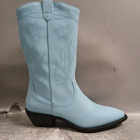 BOXED PAIR OF KOI SLINGSTAR COWBOY BOOTS IN BLUE SIZE UK 8