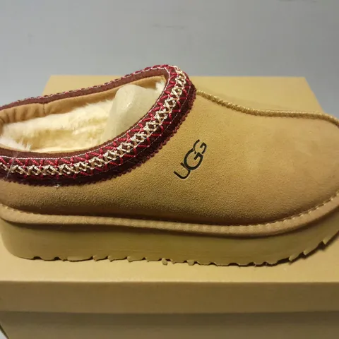 BOXED PAIR OF UGGS WOMENS TAZZ SLIPPERS IN CHESTNUT - UK 5