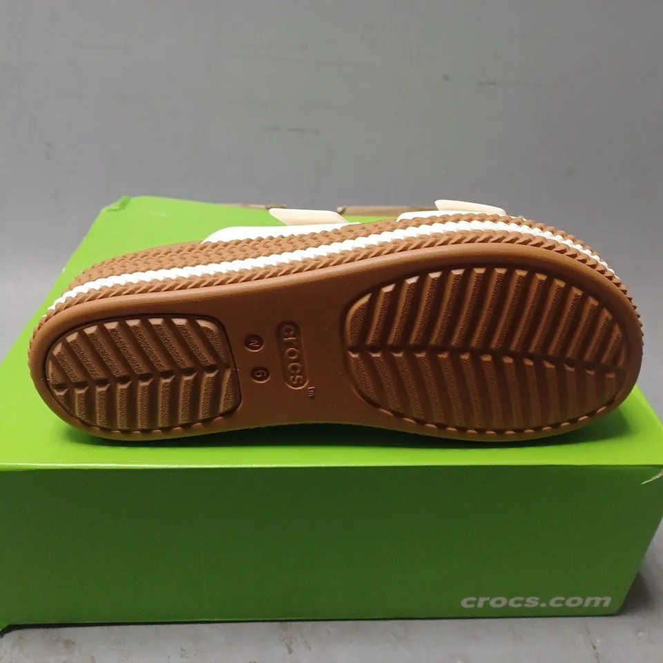 BOXED PAIR OF CROCS BROOKLYN WOVEN BUCKLE SANDALS - UK SIZE 4