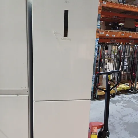 AEG FREESTANDING WHITE FRIDGE FREEZER