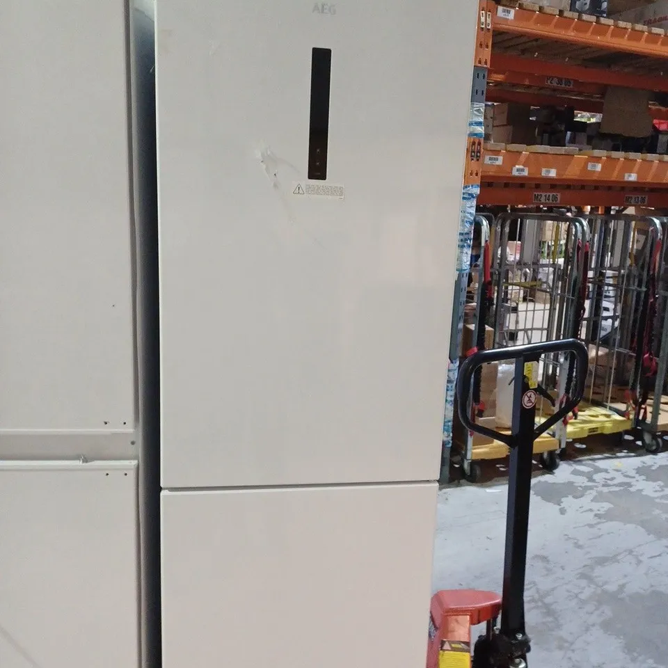 AEG FREESTANDING WHITE FRIDGE FREEZER 