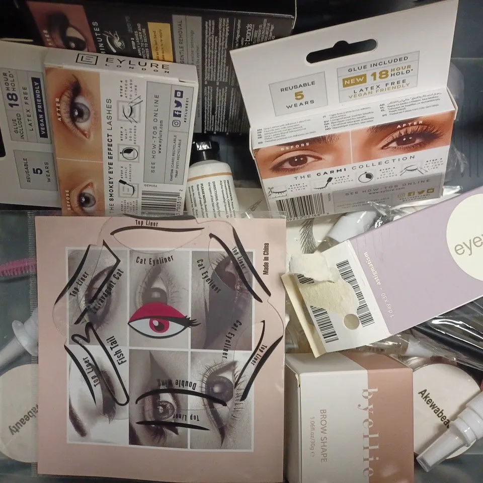 APPROXIMATELY 20 ASSORTED ITEMS TO INCLUDE EYLURE LONDON FALSE LASHES, EYELINER STENCIL, SAINT & SERENITY BROW BUFFER, EYEBROW SHAPER TOOL ETC. 