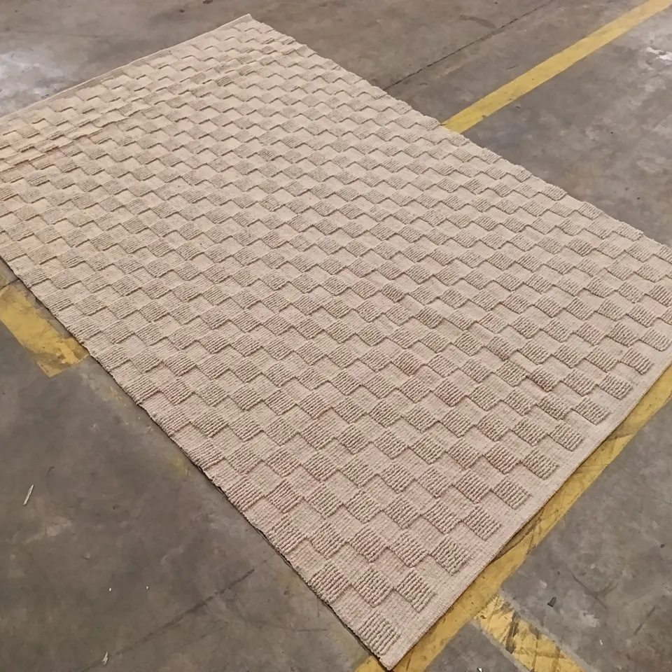 QUALITY DESIGNER AREA RUG - APPROXIMATELY 240CM X 160CM