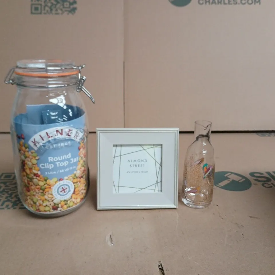 APPROXIMATELY 5 ASSORTED ITEMS TO INCLUDE - KILNER ROUND CLIP TOP JAR; DECORATIVE MUG; GLASS BOTTLE; FRAMED PRINT – MIXED KITCHENWARE