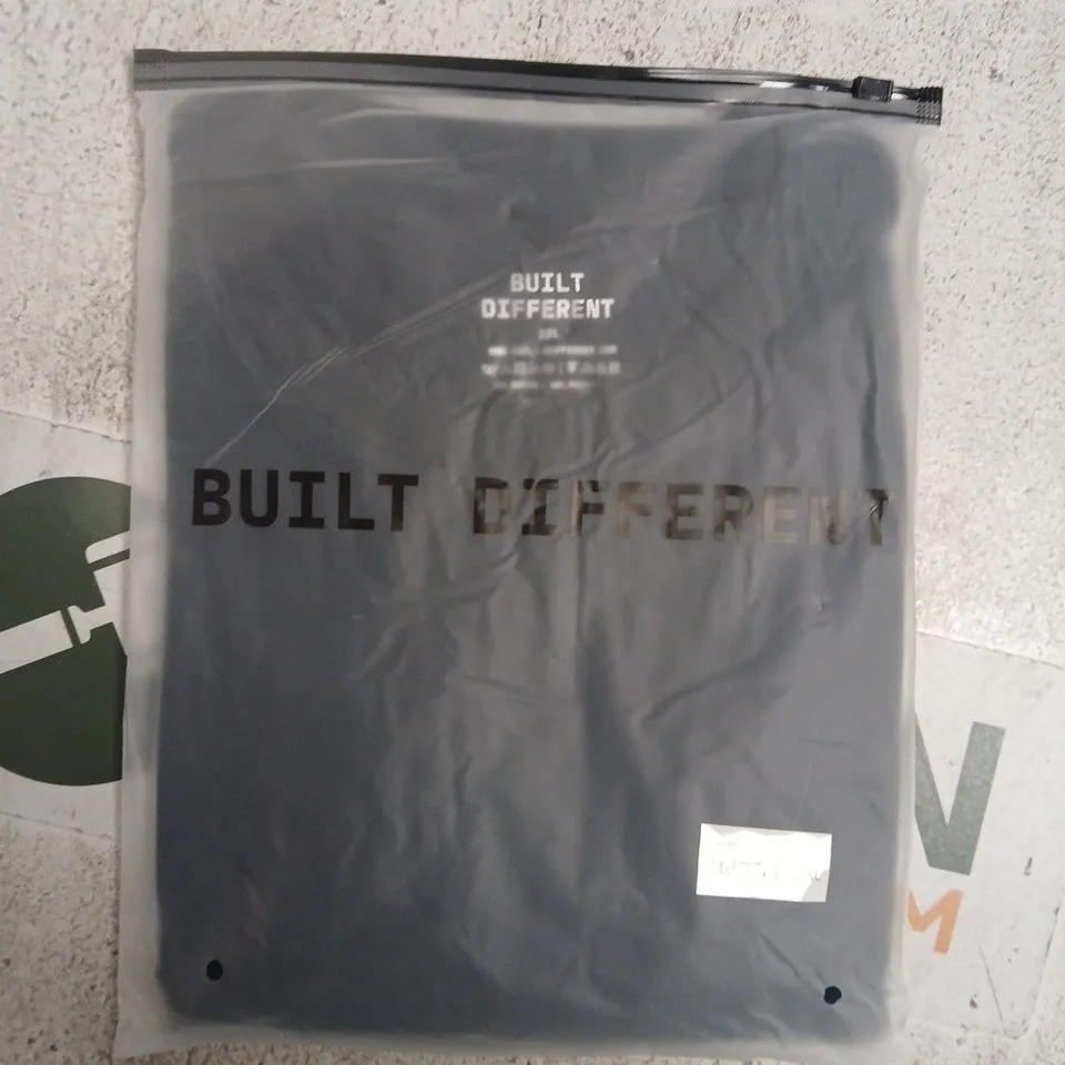 BAGGED BUILT DIFFERENT CREW T-SHIRT IN NAVY SIZE 2XL