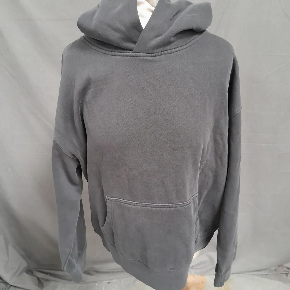 EDEN ASHRAM PRINTED HOODIE IN CHARCOAL GREY SIZE M