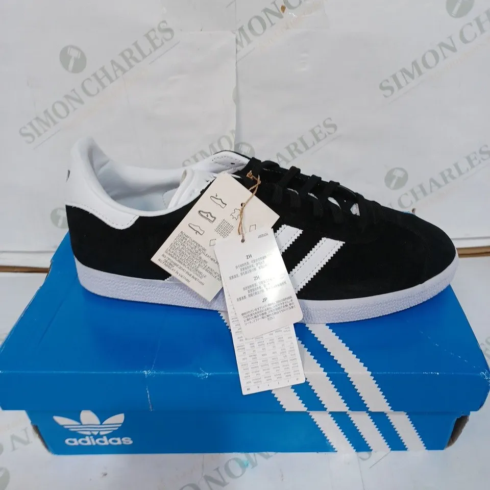 BOXED PAIR OF ADIDAS GAZELLE BB5476 TRAINERS - BLACK / SIZE: 9.5 UK 