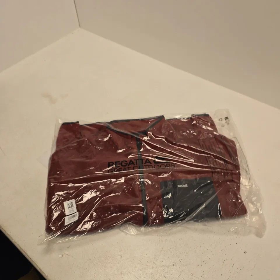 BOX OF APPROXIMATELY 25 ASSORTED BRAND NEW REGATTA ITEMS TO INCLUDE: FRANKIE ZIP FLEECE 