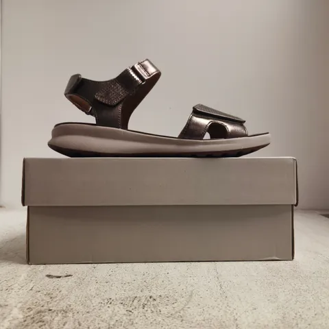 BOXED PAIR OF UNSTRUCTURED BY CLARKS UN ADORN CALM OPEN TOE SANDALS IN METALLIC BRONZE SIZE UK 6