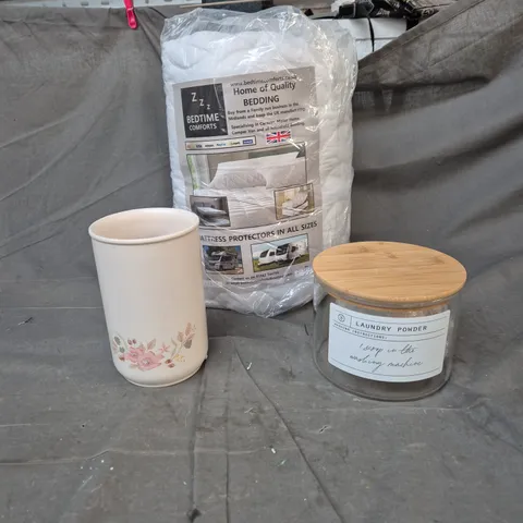 BOX OF APPROXIMATELY 40 ASSORTED HOUSEHOLD ITEMS INCLUDING VASE, BEDDING AND SOAP POWDER JAR
