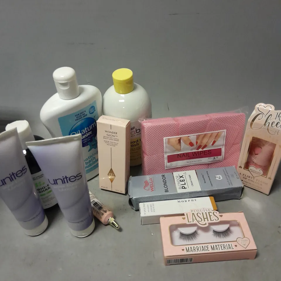 APPROXIMATELY 20 ASSORTED COSMETICS ITEMS TO PLOUISE LASHES, WELLA BLONDOR PLEX CREAM TONER, BOOTS BABY HEAD TO TOE WASH, ETC