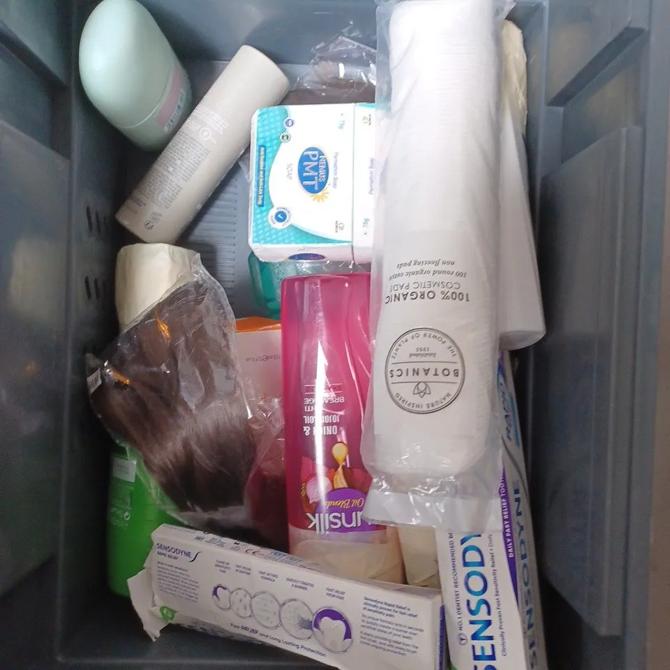 APPROXIMATEY 20 HEALTH AND BEAUTY PRODUCTS TO INCLUDE LISTERINE MOUTHWASH, VASELINE PROTECTING JELLY AND MARY & MAY HYDRA MASK