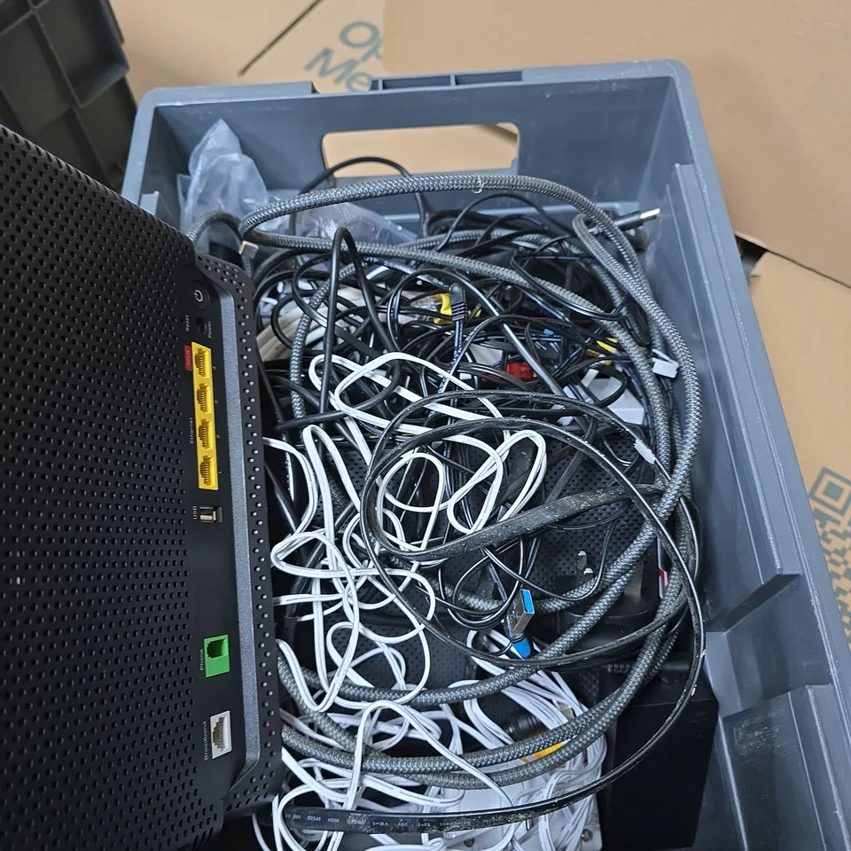 APPROXIMATELY 20 ASSORTED ELECTRICAL PRODUCTS TO INCLUDE POWER ADAPTERS, BT HUB AND CABLES