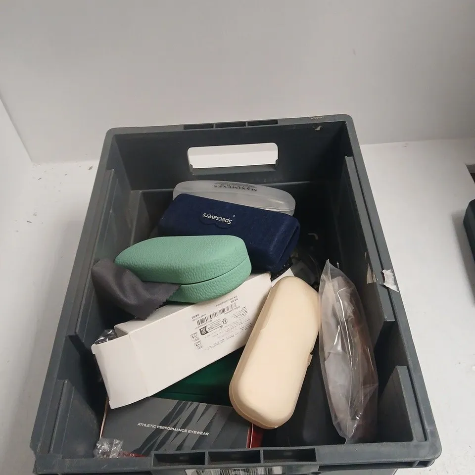 TOTE OF APPROXIMATELY 15 ASSORTED SUNGLASSES/GLASSES TO INCLUDE: BLACK SUNGLASSES WITH ORANGE TINTED LENSES