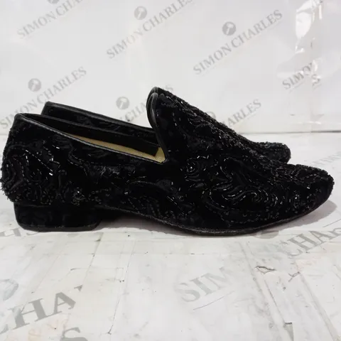 BLACK BEADED PUMPS SIZE 5