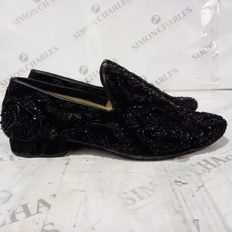 BLACK BEADED PUMPS SIZE 5