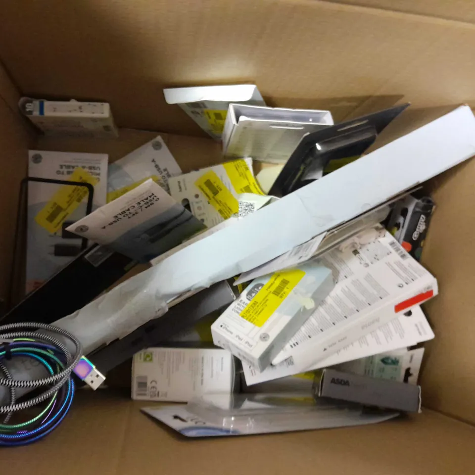 APPROXIMATELY 16 ASSORTED ELECTRICAL ITEMS TO INCLUDE GAMING HEADSET, ONE FOR ALL AERIAL, PHONE CASES, ETC