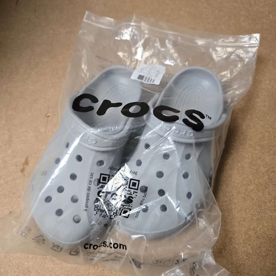 CROCS BAYA CLOGS – LIGHT GREY, UK 4