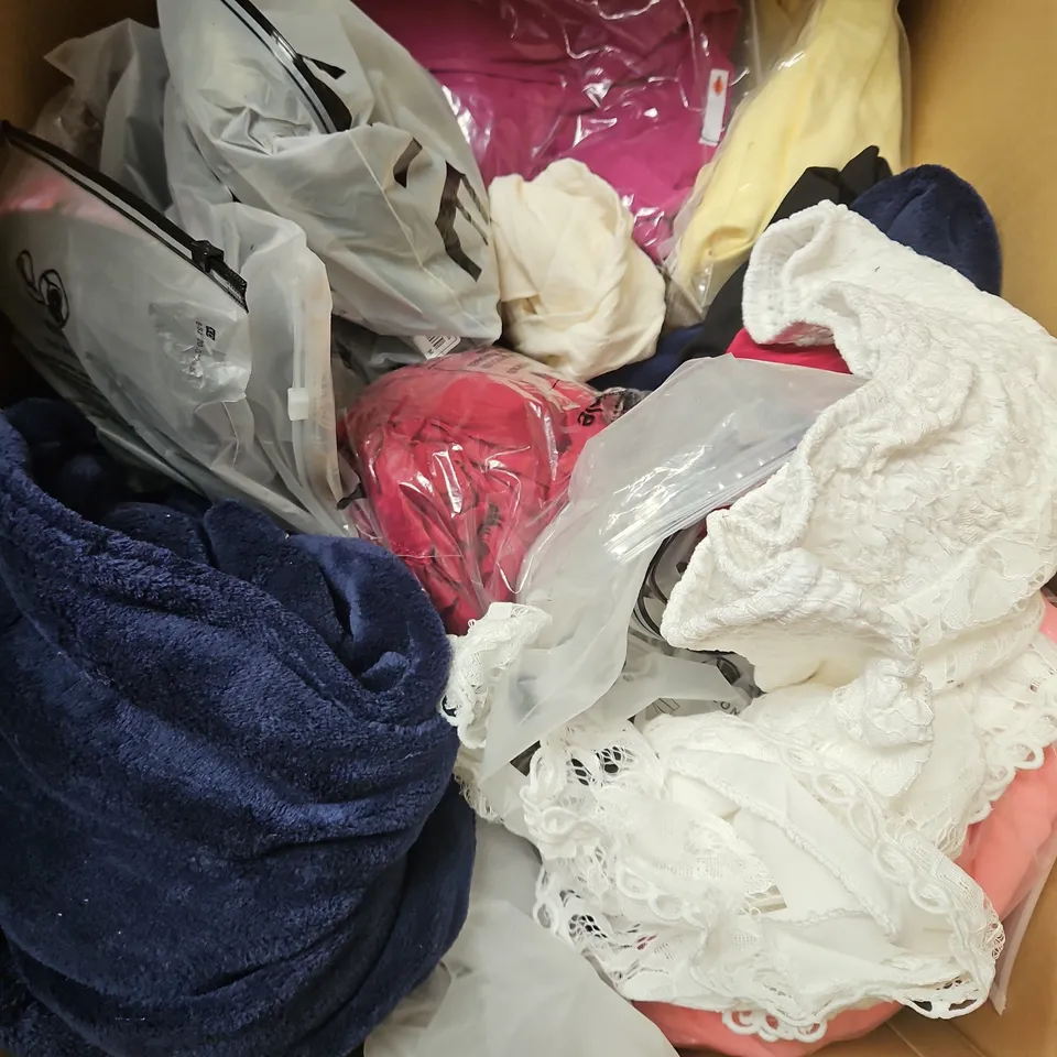 BOX OF APPROXIMATELY 20 ASSORTED CLOTHING ITEMS TO INCLUDE - TOPS - CARDIGAN - SOCKS - ETC
