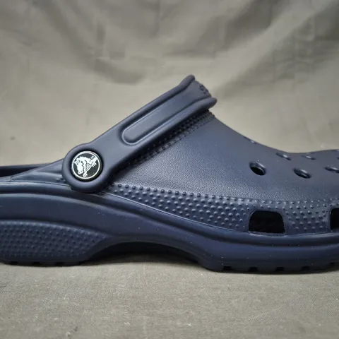 PAIR OF CROCS CLASSIC CLOGS IN NAVY UK SIZE M7/W8