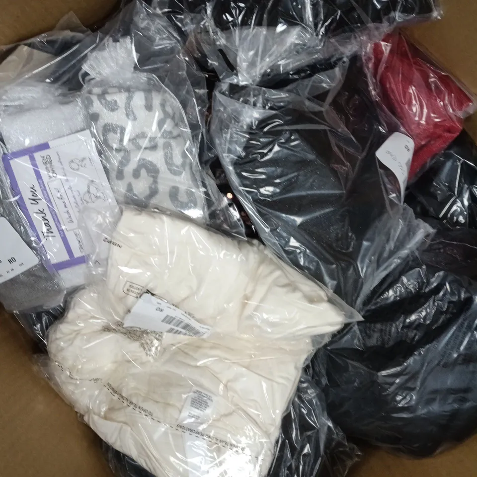 APPROXIMATELY 20 ASSORTED CLOTHING ITEMS IN VARIOUS SIZES, COLOURS & STYLES TO INCLUDE BRANDS SUCH AS RUTH LANGSFORD, WYNNE LAYERS, D&CO, ETC - COLLECTION ONLY