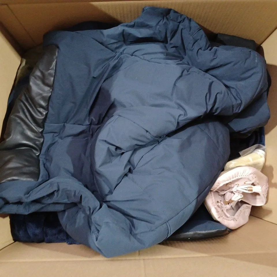 BOX OF APPROX 18 ASSORTED CLOTHING ITEMS TO INCLUDE - FRANK USHER HANG BAG - MADELINE JONES LEGGINGS - MONSOON KHAKI PANTS ECT