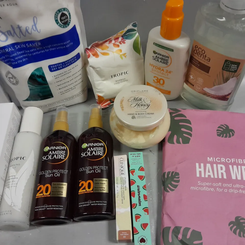 BOX OF APPROXIMATELY 15 COSMETIC ITEMS TO INCLUDE GARNIER SPF 30 , DEAD SEA SPA SALTS , MICROFIBRE HAIR WRAP , ETC