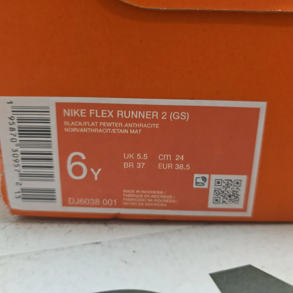 BOXED PAIR OF NIKE FLEX RUNNER 2 (GS) KIDS TRAINERS – UK 5.5