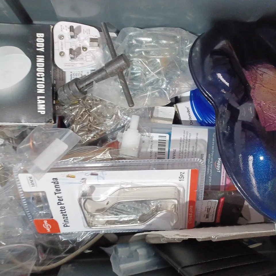 APPROXIMATELY 15 ASSORTED HOUSEHOLD ITEMS TO INCLUDE SHOE POLISH, BODY INDUCTION LAMP, TWO REUSABLE POT TOPS, ETC