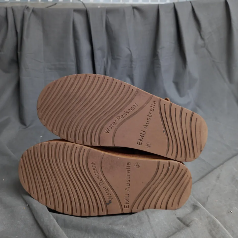 BOXED PAIR OF EMU AUSTRALIA SUMMERLANDS BOOTS BROWN SIZE 4