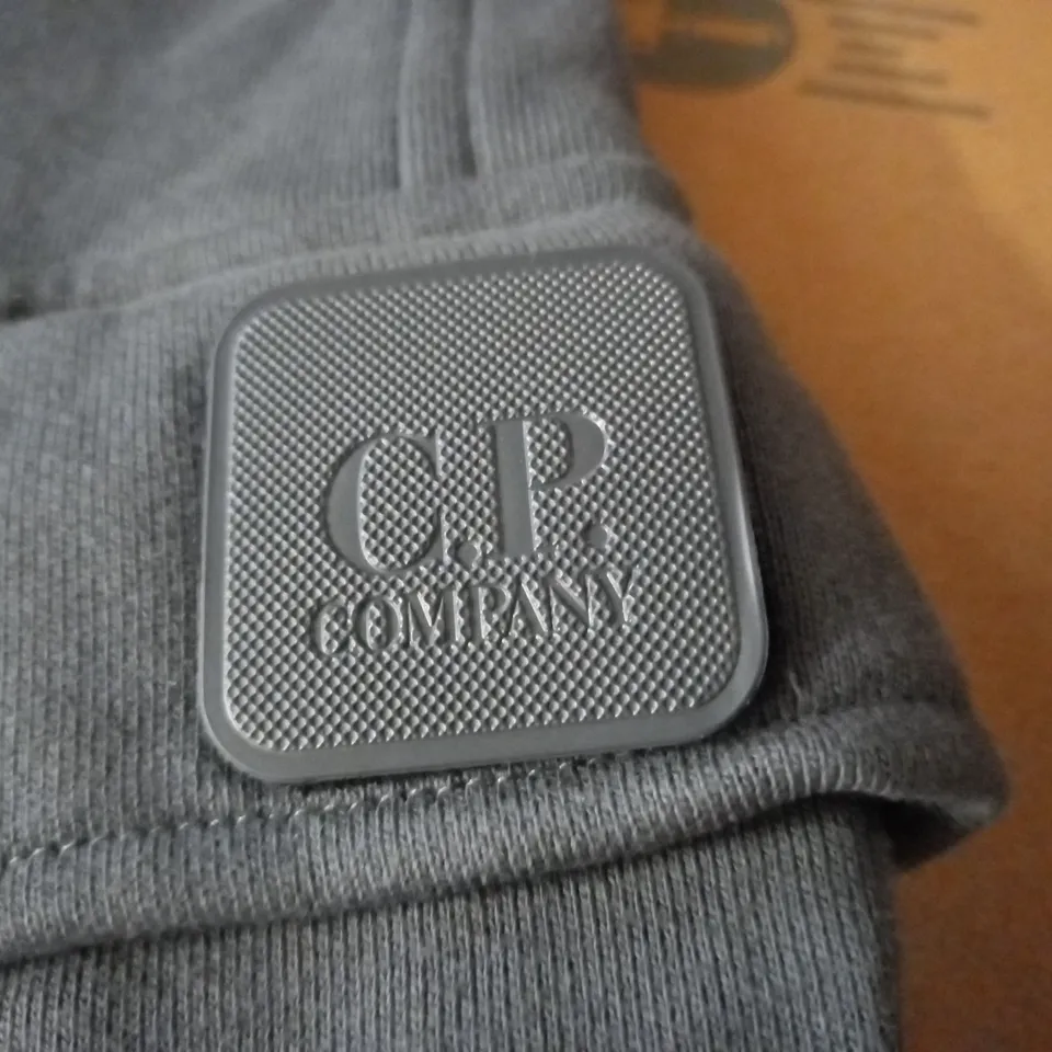 C.P COMPANY THE METROPOLIS SERIES UTILITY SWEATER IN SHADOW - MED