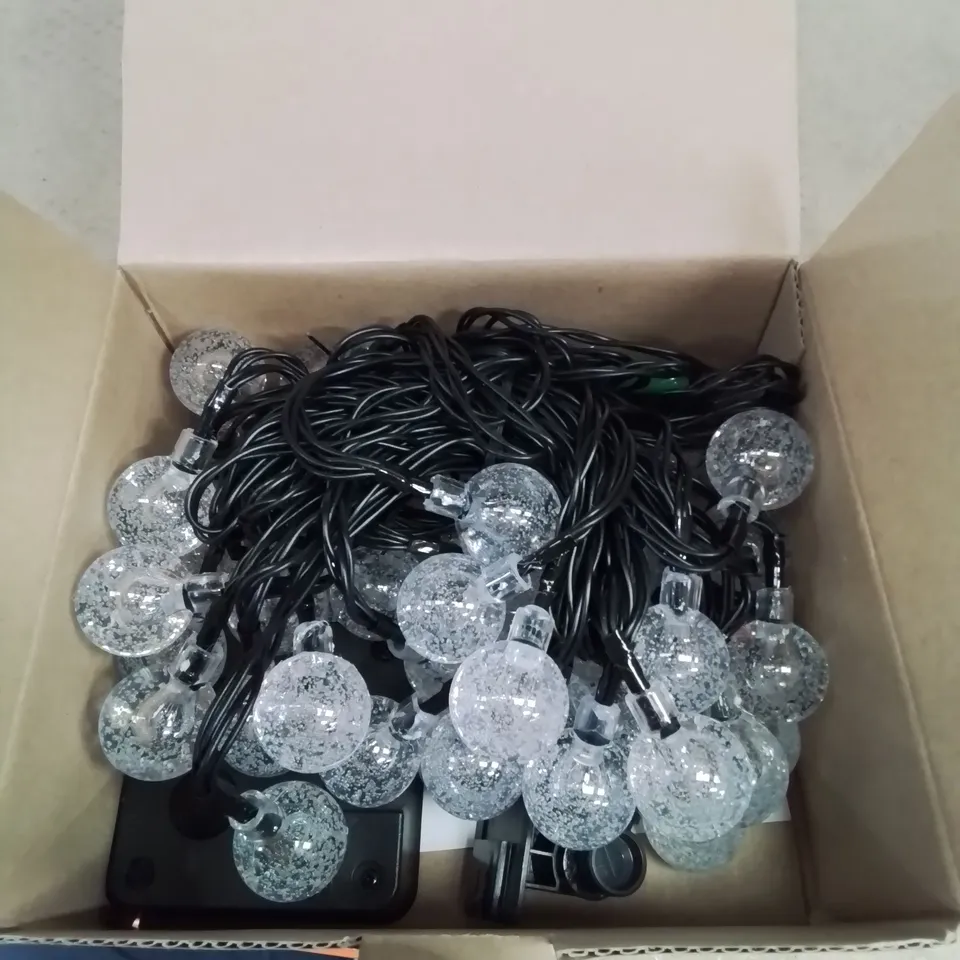 A  OX OF SOLAR POWERED GARDEN STRING LIGHTS 