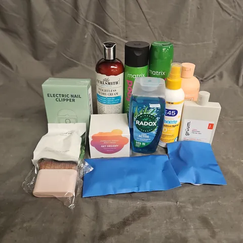 APPROXIMATELY 20 ASSORTED HEALTH & BEAUTY PRODUCTS TO INCLUDE - MATRIX SHAMPOO & CONDITIONER - CURLSMITH WEIGHTLESS AIR DRY CREAM - ESTRID RAZOR - ETC