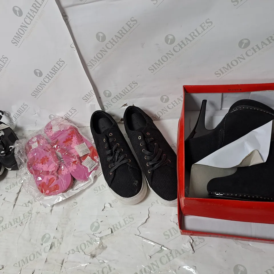 APPROXIMATELY 10 PAIRS  OF ASSORTED SHOES TO INCLUDE BOXED AND UNBOXED TRAINERS, FLIPFLOPS AND BOOTS