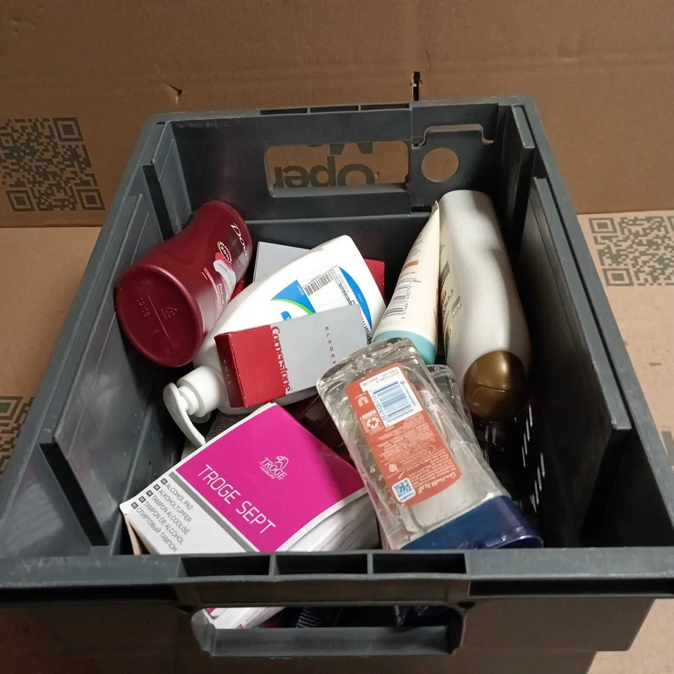 TOTE OF APPROXIMATELY 20 ASSORTED COSMETIC ITEMS TO INCLUDE DOVE BODY LOTION, CORSODYL, AVEENO BABY, CORNERSTONE BLADES, OGX SHAMPOO ETC