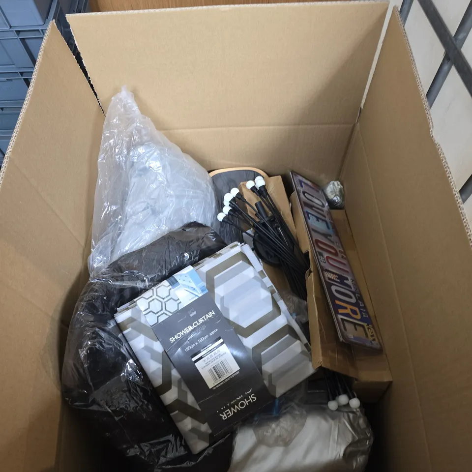 BOX OF APPROXIMATELY 12 ASSORTED HOUSEHOLD ITEMS INCLUDING SHOWER CURTAIN , SOLAR LIGHTS AND LOVE YOU MORE SIGN 