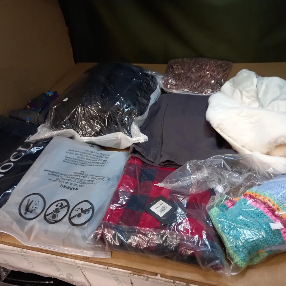 LOT OF APPROX 20 ASSORTED CLOTHING ITEMS TO INCLUDE JUMPERS, JEANS AND T-SHIRTS