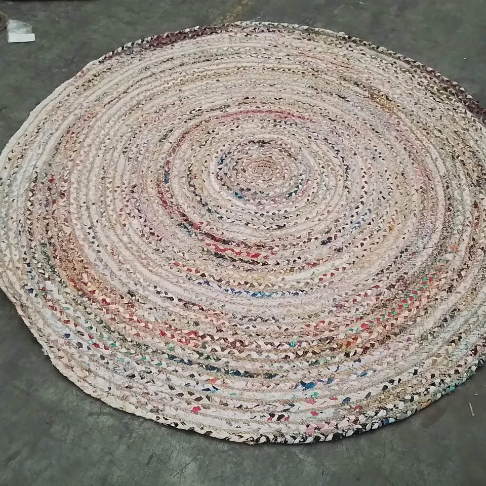 QUALITY DESIGNER AREA RUG - APPROXIMATELY 183X183CM