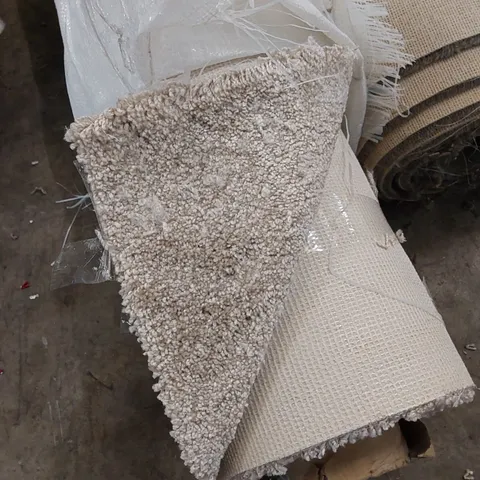 ROLL OF QUALITY SEVERN AB CARPET // SIZE: APPROX 4 X 4.7m